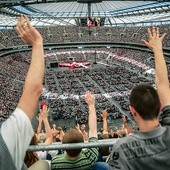 Wielu uczestników rekolekcji na stadionie po raz pierwszy zetknęło się z modlitwą charyzmatyczną