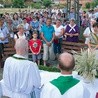  Co roku w gościnnych Krzewinach pod przydrożnym krzyżem  obok przystanku autobusowego odprawiana jest Msza św.,  po której w tym roku poświęcono grotę Matki Bożej.  Wybudowali ją mieszkańcy, a pielgrzymi przynieśli figurę