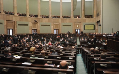 Sondaż: 40 proc. poparcia dla PiS