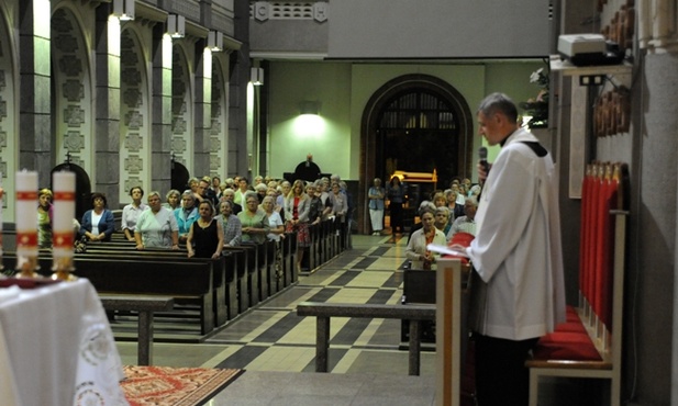 W wielu kościołach w łączności z pielgrzymami odbywają się wieczorne Apele