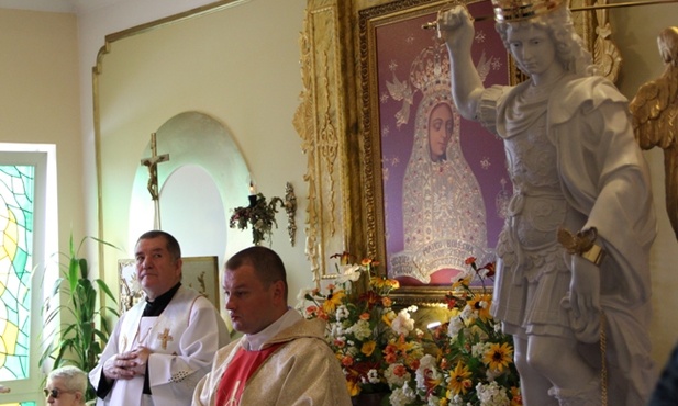Eucharystię w intencji ludzi starszych i chorych sprawował kapelan domu ks. Marcin Kalbarczyk