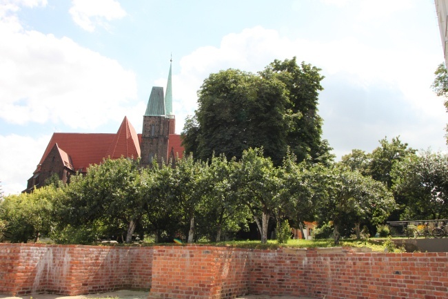 Ogród u sióstr Szkolnych de Notre Dame