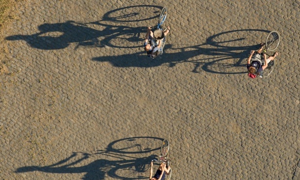 Wielkie cienie rowerzystów