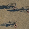 Wielkie cienie rowerzystów