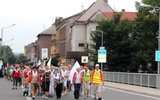 Pielgrzymi na granicznym moście na Olzie - łączącym Cieszyn i Czeski Cieszyn