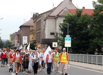 Pielgrzymi na granicznym moście na Olzie - łączącym Cieszyn i Czeski Cieszyn