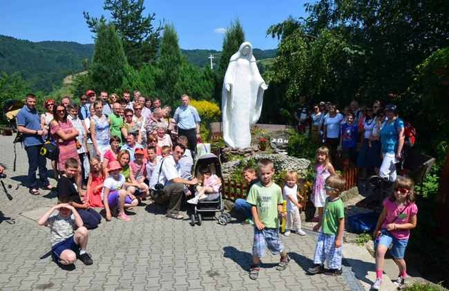 Przystanek na modlitwę przy figurze Matki Bożej