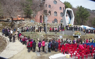 Na wzgórzu Yangdeogwon polscy palotyni wraz z Koreańczykami postawili kaplicę Bożego Miłosierdzia