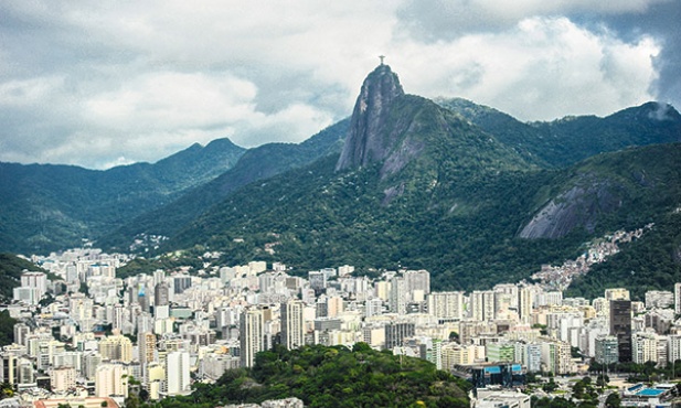 Nad Rio de Janeiro,  na wzgórzu Corcovado, góruje  pomnik Chrystusa Odkupiciela  