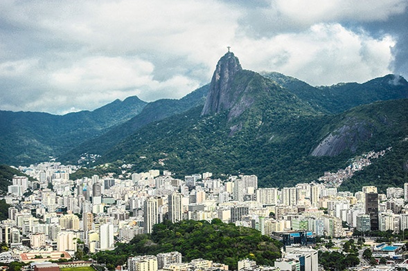 Nad Rio de Janeiro,  na wzgórzu Corcovado, góruje  pomnik Chrystusa Odkupiciela  