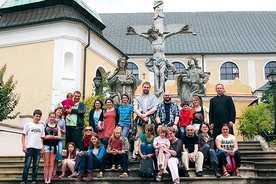   Dzień wyjścia z Grodowca. Specyficzne na tej pielgrzymce jest także to, że każdego dnia dołączają nowe osoby