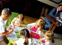   Kiedy prezydent Piotr Grzymowicz omawiał założenia Karty Dużej Rodziny, dzieci zajęte były kolorowaniem 