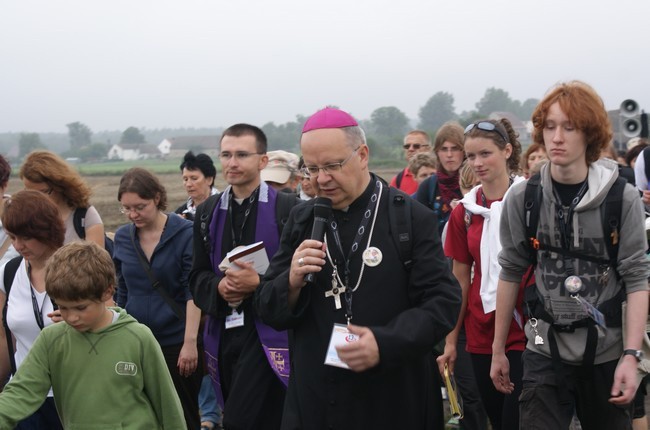 Bp Andrzej Czaja głosi konferencję dla pielgrzymów 13 srebrnej