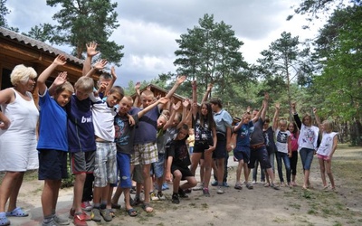 Grupa dzieci z dekanatu płońskiego zadowolona z pobytu w ośrodku w Popowie