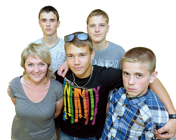 Ina Wojciechowicz z nastolatkami z Głębokiego 