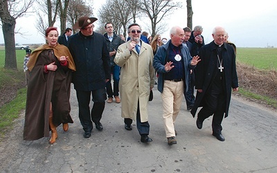  Pielgrzymi na „szlaku z muszelką”, z Płonnego do Szafarni. Wśród nich abp Julian Bario z Santiago de Compostela 