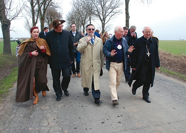  Pielgrzymi na „szlaku z muszelką”, z Płonnego do Szafarni. Wśród nich abp Julian Bario z Santiago de Compostela 