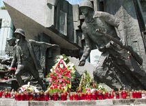  Pomnik Powstania Warszawskiego  na pl. Krasińskich