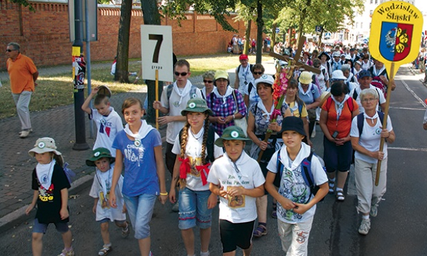 Pielgrzymka Rybnicka w 2012 r., w pierwszym rzędzie od lewej: Faustyna i Konrad Wardengowie, ich koleżanka Marysia, Kasia i Tymoteusz Wardengowie, ich kolega Rafał