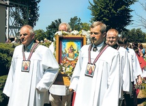 W parafii w Bednarach od 2005 roku istnieje Bractwo Szkaplerzne, które w procesjach nosi feretron poświęcony Matce Bożej z góry Karmel 