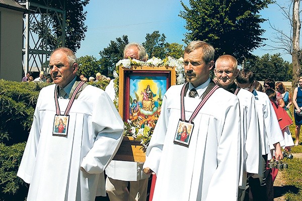 W parafii w Bednarach od 2005 roku istnieje Bractwo Szkaplerzne, które w procesjach nosi feretron poświęcony Matce Bożej z góry Karmel 