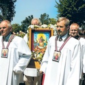 W parafii w Bednarach od 2005 roku istnieje Bractwo Szkaplerzne, które w procesjach nosi feretron poświęcony Matce Bożej z góry Karmel 