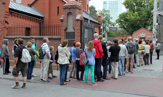 Kolejka ciągnie się przez cały dziedziniec i wychodzi aż poza bramę muzeum