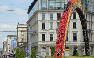 Tęczowa instalacja miała być tymczasowa. Teraz przeszła pod opiekę miasta