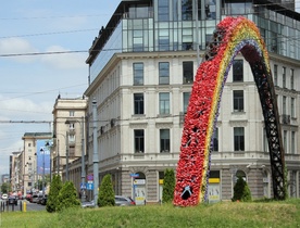 Tęczowa instalacja miała być tymczasowa. Teraz przeszła pod opiekę miasta