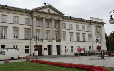 Gmach Urzędu Miejskiego w Radomiu. Widok od strony ul. Żeromskiego