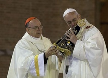 Papież Franciszek całuje figurkę Matki Bożej z Aparecidy