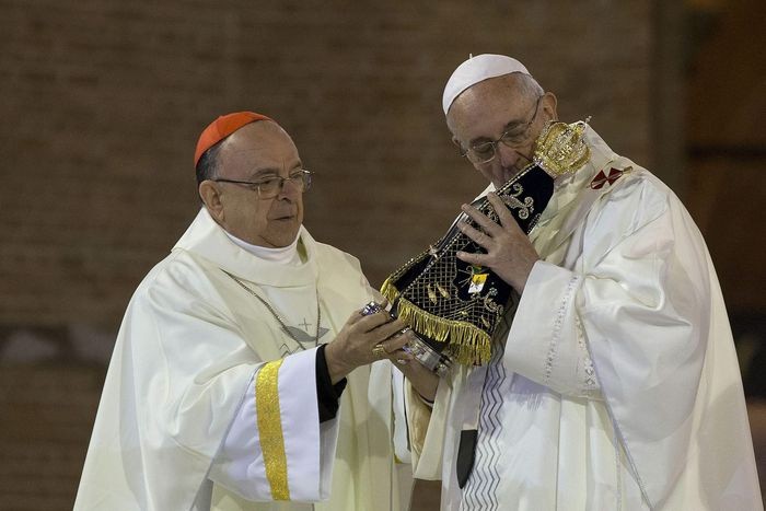 Papież Franciszek całuje figurkę Matki Bożej z Aparecidy