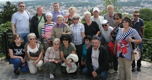 Pielgrzymi z Blizyna na tle panoramy Lwowa