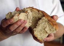 Jeżeli którego z was, ojców, syn poprosi o chleb, czy poda mu kamień?