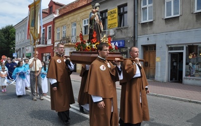 Klerycy niosą figurę i relikwiarz św. Jakuba Ap.