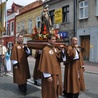 Klerycy niosą figurę i relikwiarz św. Jakuba Ap.