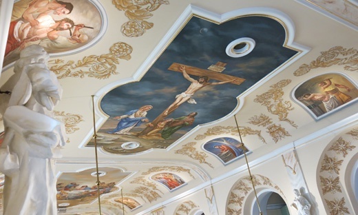 Sceny z tajemnic Różańcowych zdobią wnętrze kościoła.