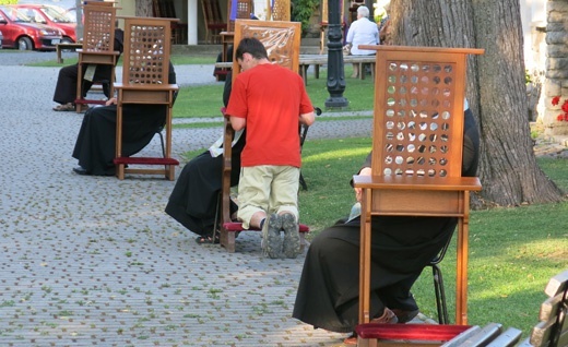 Księża spowiadają na placu przy sanktuarium.