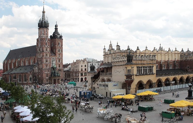 Korona wraca na wieżę krakowskiego kościoła mariackiego