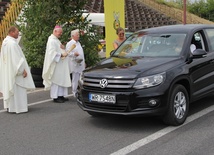 Pojazdy święcił bp Adam Odzimek. Obok ks. Gabriel Marciniak