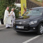 Pojazdy święcił bp Adam Odzimek. Obok ks. Gabriel Marciniak