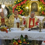 Ks. biskup przy ołtarzu wraz z rodakami i kapłanami z Żywiezczyzny.
