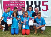 Zadowoleni i wyróżnieni młodzi sportowcy z Płońska, uczestnicy tegorocznej Parafiady