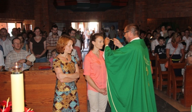 Beata Zioberczyk otrzymała krzyż misyjny z rąk ks. Marka Krysy SMA
