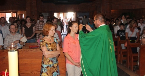 Beata Zioberczyk otrzymała krzyż misyjny z rąk ks. Marka Krysy SMA