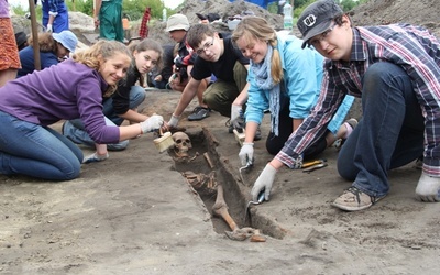 Uczniowie Letniej Szkoły Archeologii pracowali na terenie osiemnastowiecznego cmentarza 