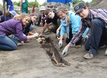 Uczniowie Letniej Szkoły Archeologii pracowali na terenie osiemnastowiecznego cmentarza 