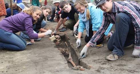 Uczniowie Letniej Szkoły Archeologii pracowali na terenie osiemnastowiecznego cmentarza 