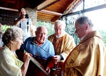 Bp Tadeusz Rakoczy ze Stefanem Jakubowskim i jego żoną Danutą. W środku - ks. prał. Stanisław Czernik