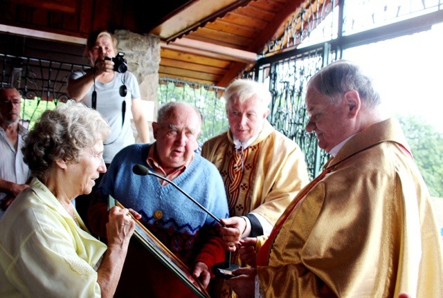 Bp Tadeusz Rakoczy ze Stefanem Jakubowskim i jego żoną Danutą. W środku - ks. prał. Stanisław Czernik